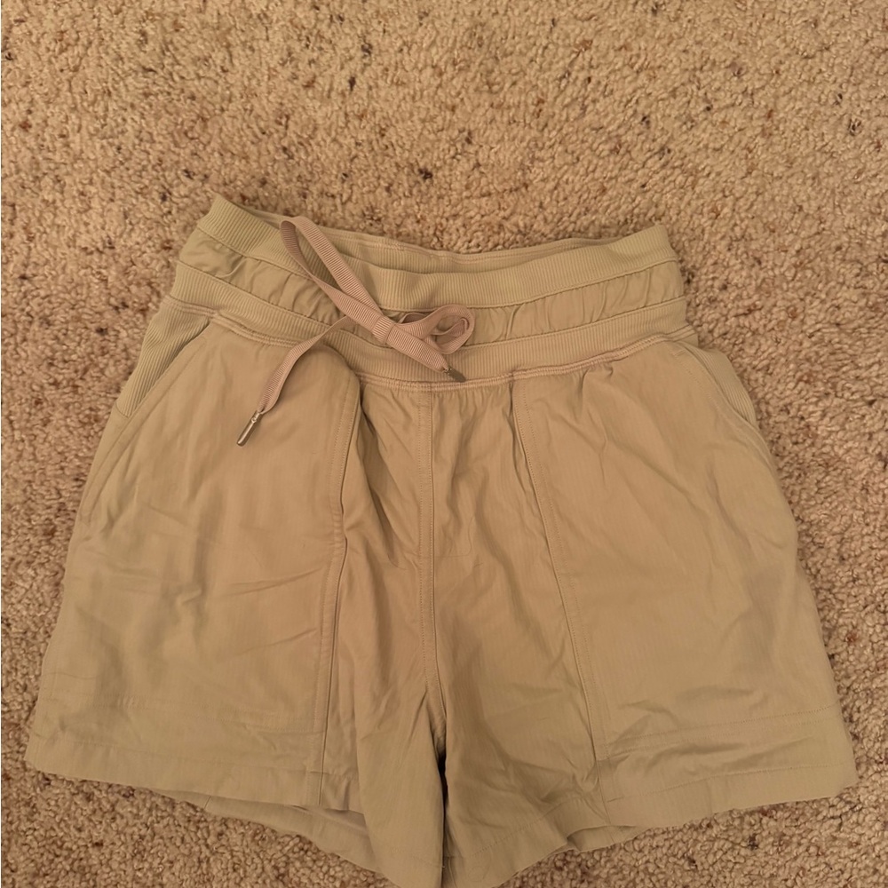 Lululemon Dance Studio High-Rise Short 3.5"
Size 0